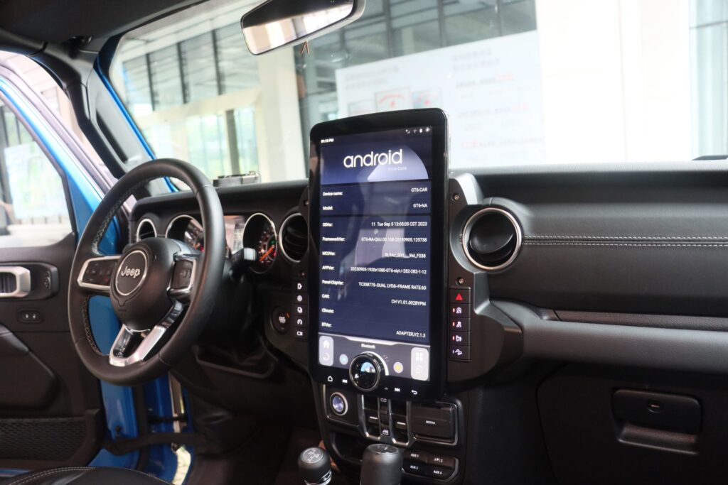 15"Linkswell Screen in a Jeep Wrangler