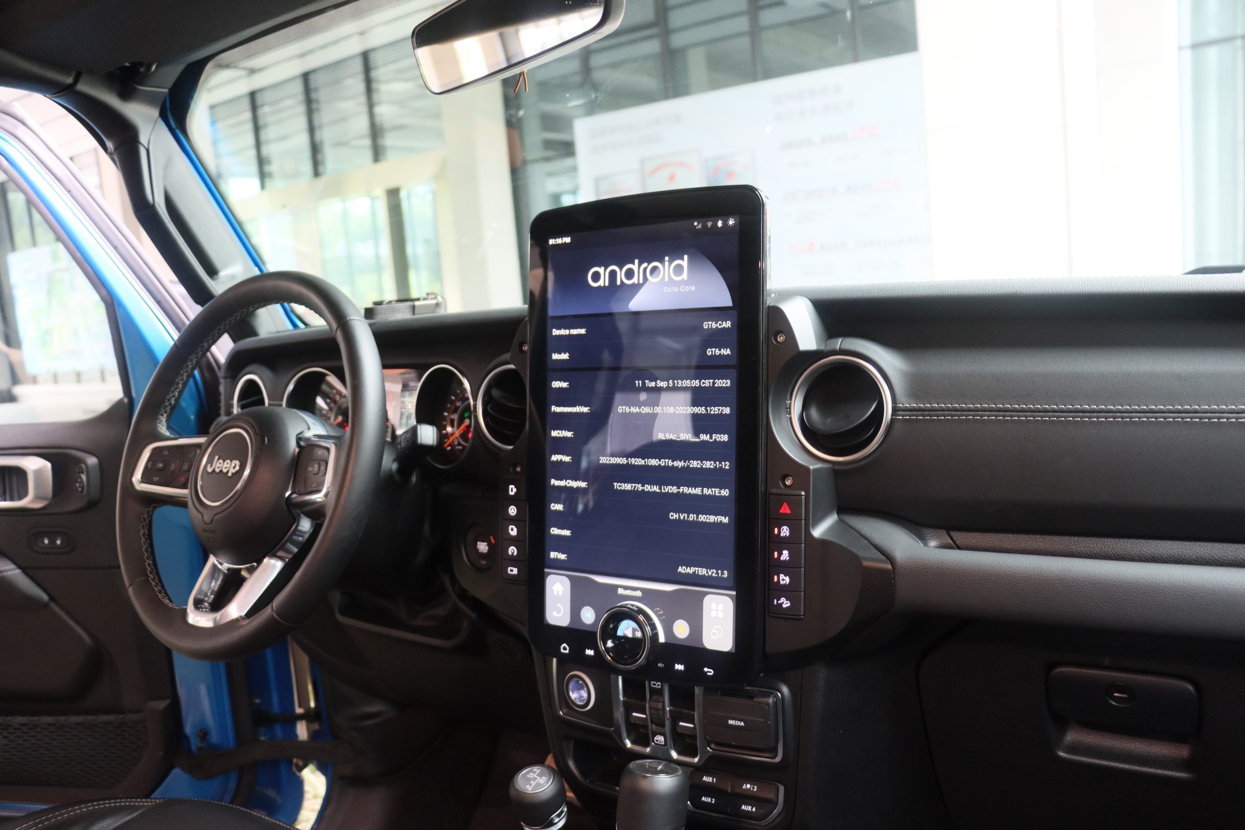 15"Linkswell Screen in a Jeep Wrangler